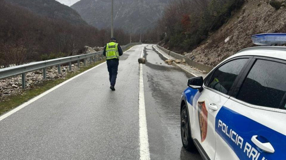 Kamioni bie në humnerë në Gramsh, mbetet e vdekur infermierja, plagosen rëndë mësuesja dhe shoferi