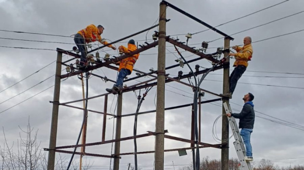 Rrethi i Beratit dhe Kuçova tre ditë pa energji, OST mesazh qytetarëve: Po kryejmë punime në rrjet!