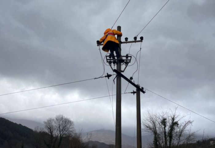 Elektriçisti 27-vjeçar ndërroi jetë, në hetim inxhinieri dhe tre punonjës të OSHEE