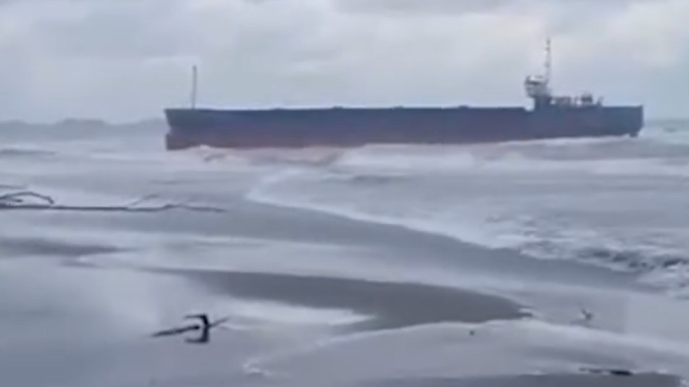 Moti i keq, anija cisternë bllokohet në bregun e Tales