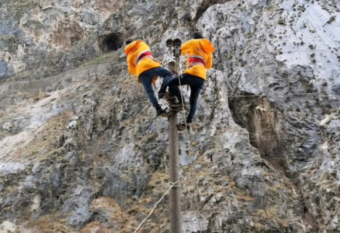 Ra në kontakt me rrymën, ndërron jetë punonjësi i OSHEE në Lezhë