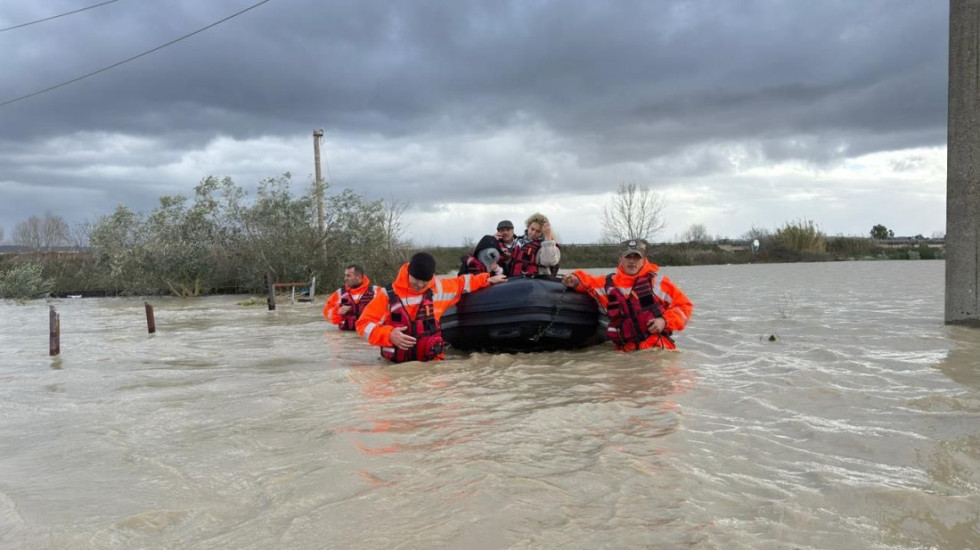 Moti i keq “paralizon” Shqipërinë, përmbytje masive, rrugë të bllokuara dhe qindra të evakuuar
