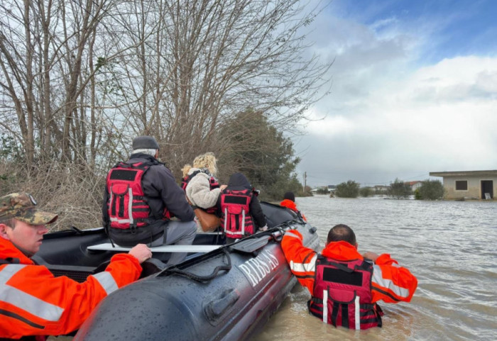 Rëndohet situata nga reshjet, urdhër evakuimi për 4 zona në Vlorë, Fier dhe Durrës
