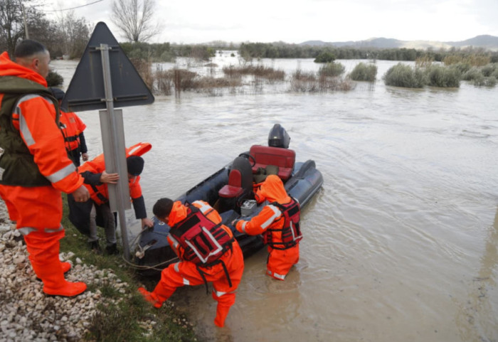 Përmbytjte nga moti i keq, 100 efektivë të Forcavet ë Armatosura në terren