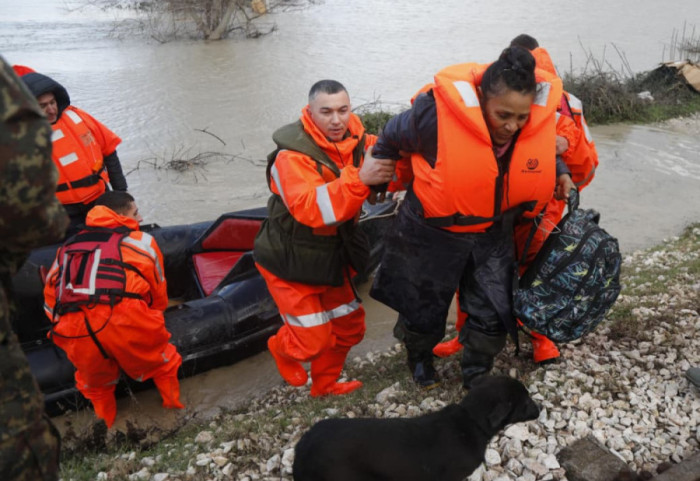 LIVE- Përmbytje, evakuime dhe aksidente, Shqipëria "nën pushtetin e ujit"