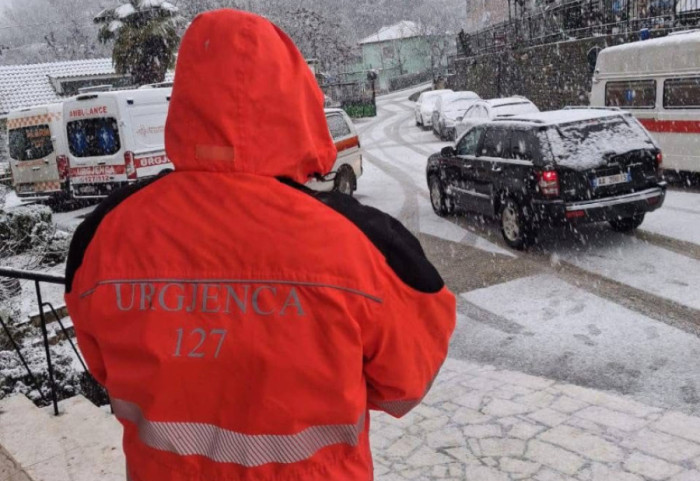 24 orë në gadishmëri, qindra ndërhyrje nga urgjenca mjekësore në zonat e përmbytura
