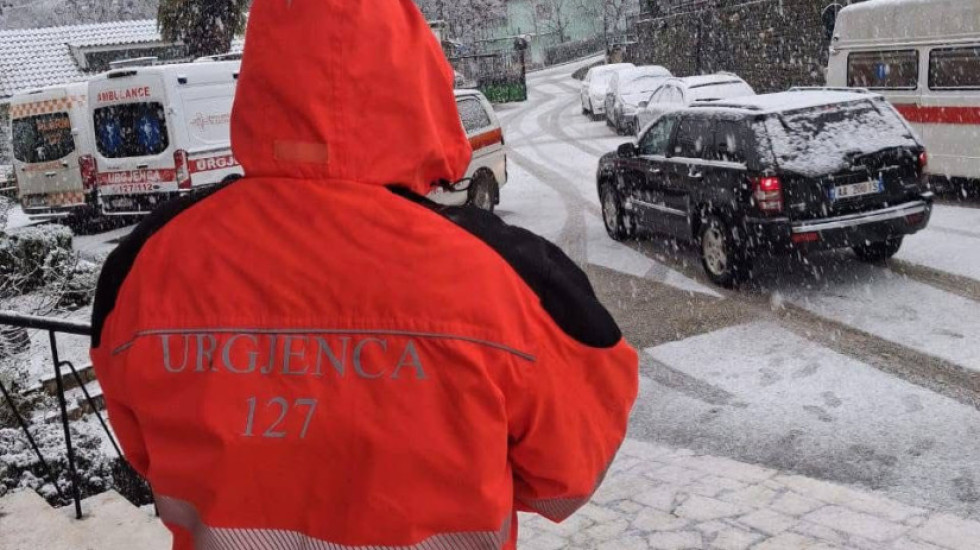24 orë në gadishmëri, qindra ndërhyrje nga urgjenca mjekësore në zonat e përmbytura