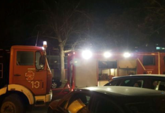 Digjet një shtëpi në Gjirokastër, zjarrfikësit shpëtojnë të moshuarën