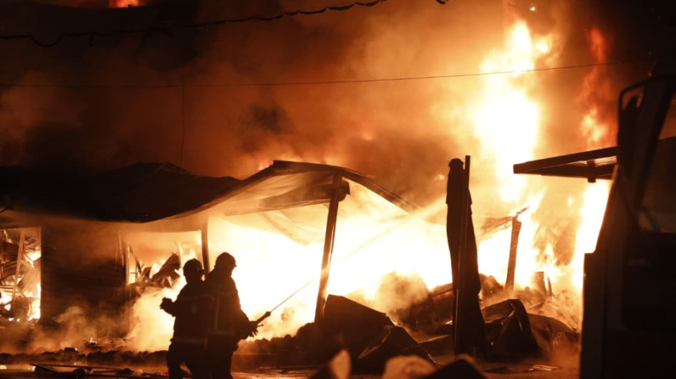 Zjarri përfshin tregun e “5 Majit” në Tiranë