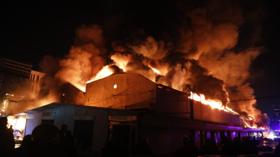 Betejë me flakët dhe frikë nga shpërthimi i bombulave të gazit në tregun e rrobave të përdorura