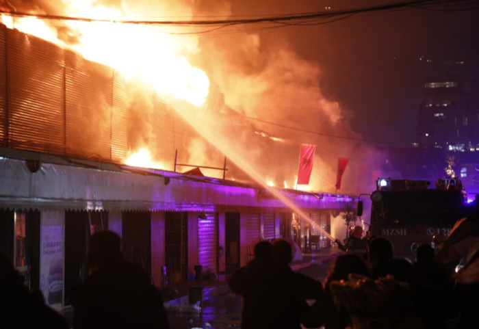 “Zjarr aksidental”, policia reagon për flakët masive që dogjën 100 magazina e dyqane