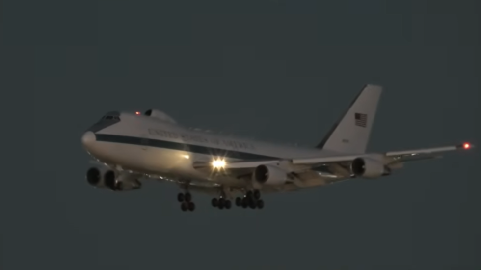 Ç’po planifikon Amerika? S’ishte parë prej vitesh, avioni i “Ditës së Gjykimit” fluturon mbi Los Angeles