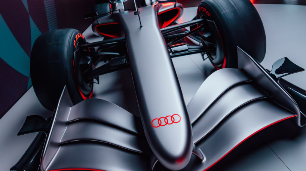 E gjitha e zezë dhe debutim në fshehtësi, kjo është makina e re e Formula 1