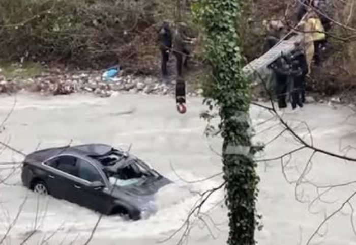 Makina bie në përrua në Klos, pasagjerin 30-vjeçar e merr rrjedha