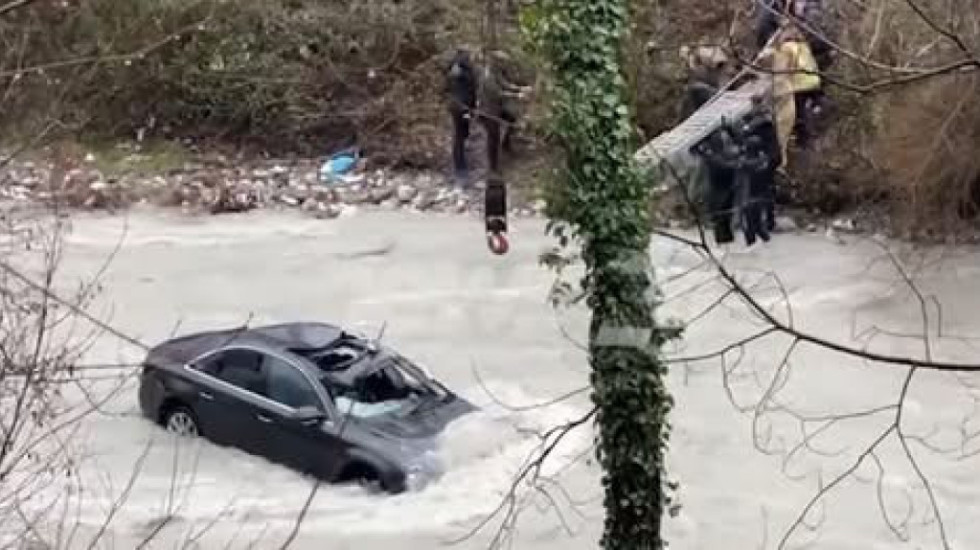 Makina bie në përrua në Klos, pasagjerin 30-vjeçar e merr rrjedha