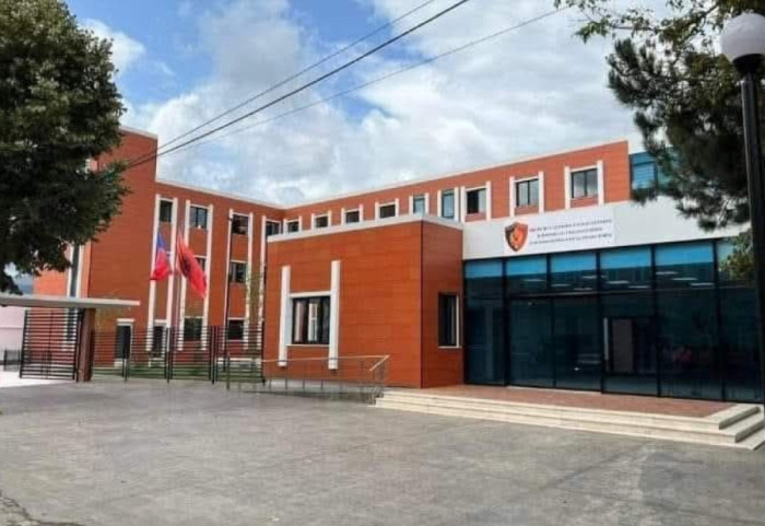 I dehur në timon, braktisi shokun që e mori rrjedha e përroit në Klos