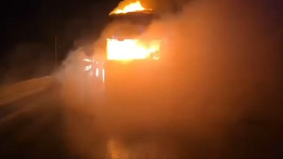 Zjarri në “Rrugën e Kombit”, autoboti me karburant përfshihet nga flakët