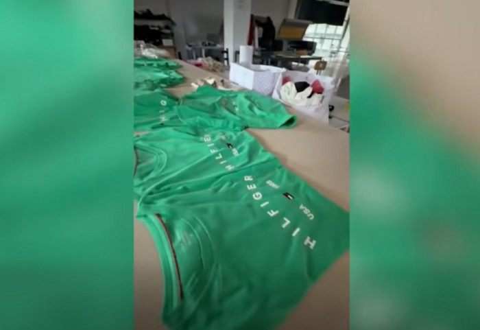 Zbulohet në Kamëz magazina me veshje kontrabandë dhe logo false