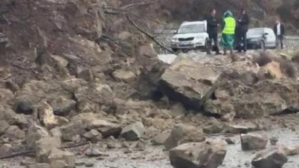 Rrëshqitjet e dheut, bllokohet rruga Elbasan–Gjinar