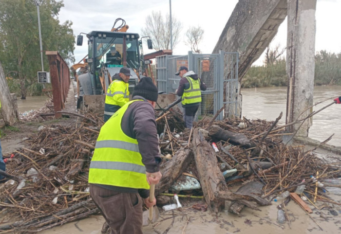 Bie niveli i Vjosës dhe pastrohet ura e Mifolit, ka ende ujë në disa banesa