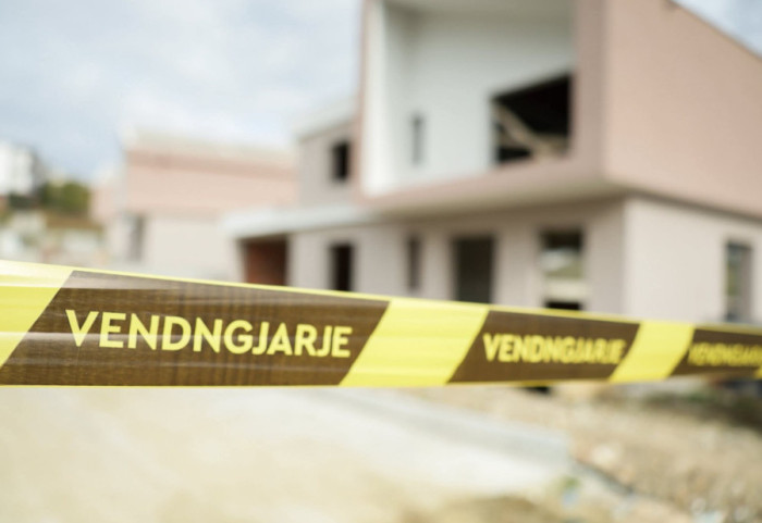 I dogji krevatin ish-bashkëjetuesit, drejtoresha e Ministrisë së Brendshme tenton ti vejë flakën edhe makinës