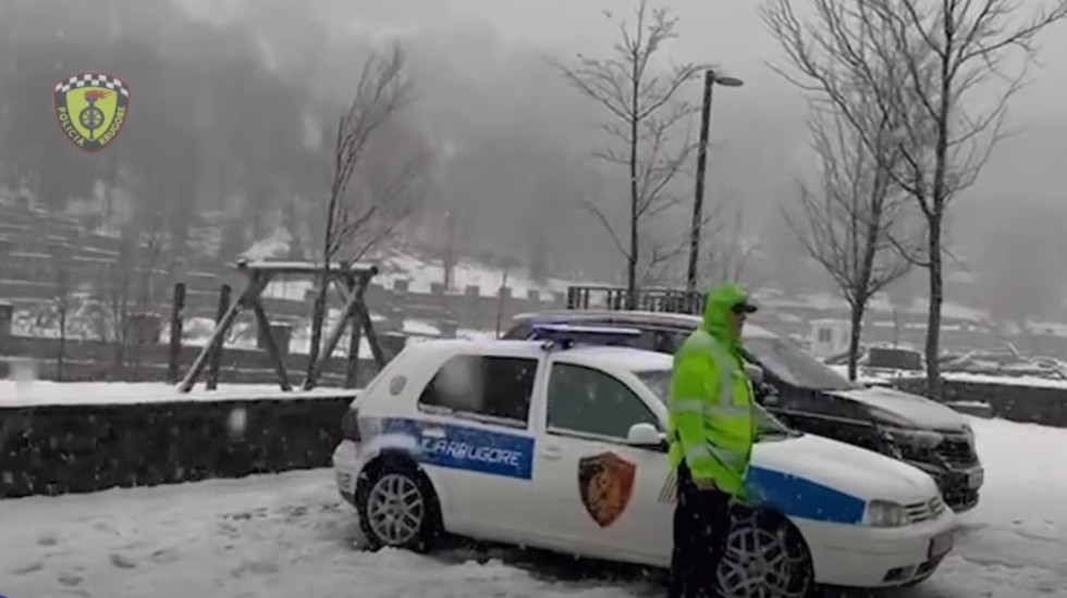 Moti i keq, policia apel drejtuesve të mjeteve: Lëvizni me kujdes!