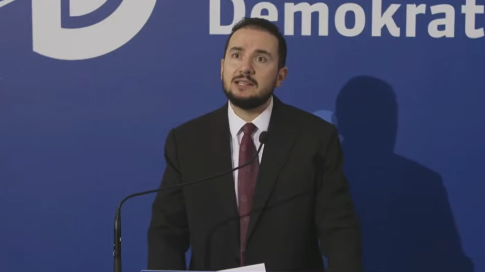 Salianji nga Korça: Rrogëtarët duan të mbajnë peng partinë