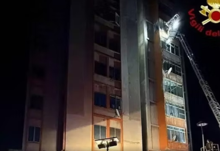 Panik në Itali, përfshihet nga flakët qiellgërvishtësja, qindra të evakuuar