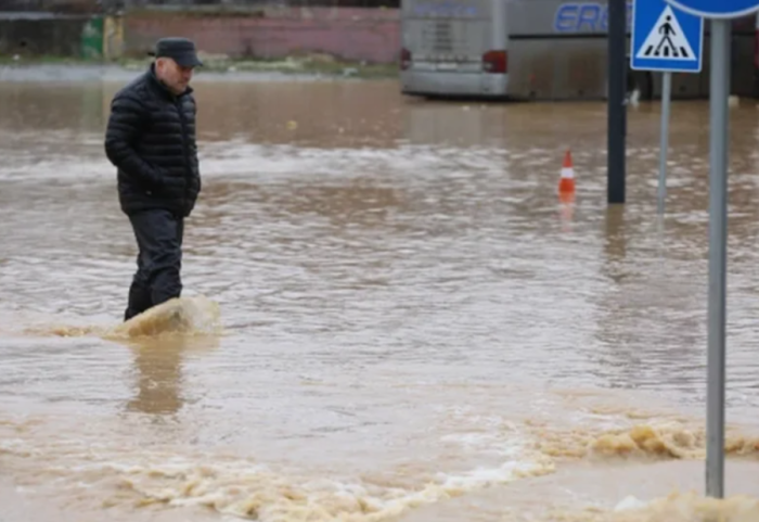 Moti i keq godet Kosovën, përmbytje dhe evakuime në disa komuna