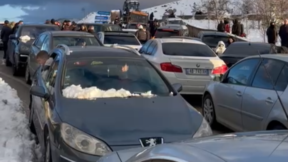 Banorët e Tiranës dynden drejt borës, trafik kilometrik në kthimin nga mali i Dajtit