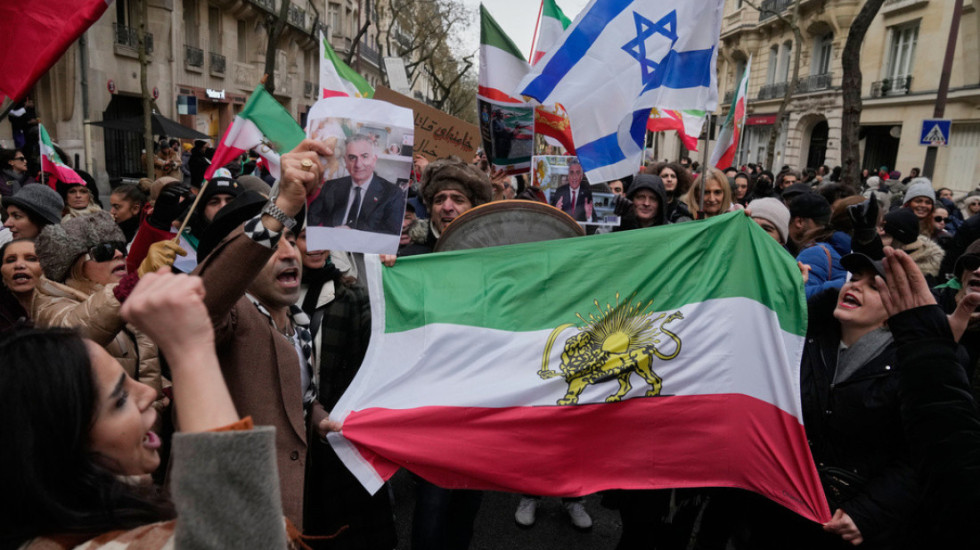Luani dhe dielli si "armë" në duart e protestuesve… pse flamuri i vjetër i Iranit u bë simbol i protestës?