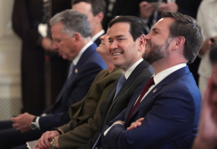 Trump i ble këpucë të reja JD Vance e Marco Rubios dhe i urdhëron t’i veshin… por bën një gabim