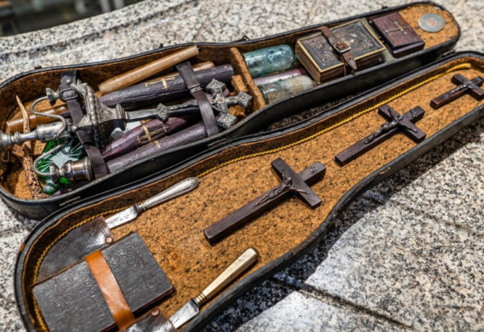 Gjendet kutia e rrallë me vegla për vrasjen e vampirëve