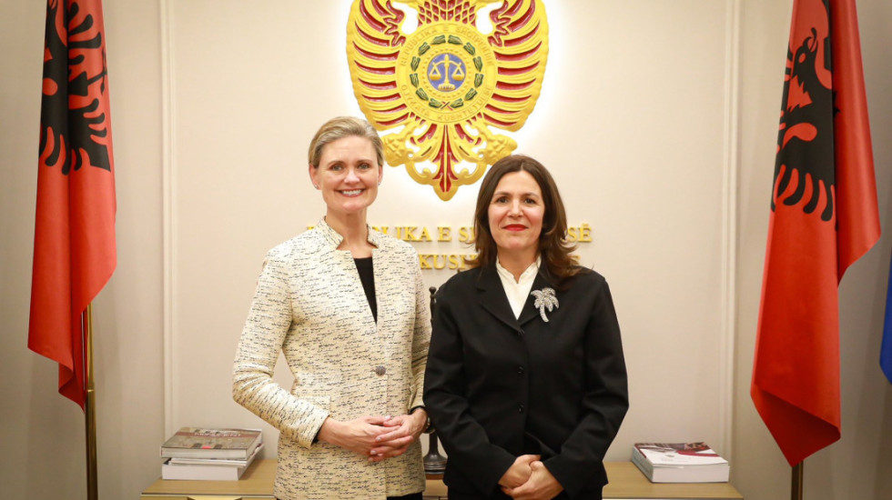 Kryetarja e re e Kushtetueses në Ambasadën e SHBA, Van Horn i komunikon mbështetjen dhe prioritetet e Trump