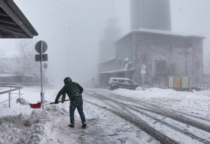 Ngrica bllokon Gjermaninë, qindra fluturime të anuluara, mbyllen dhe shkollat