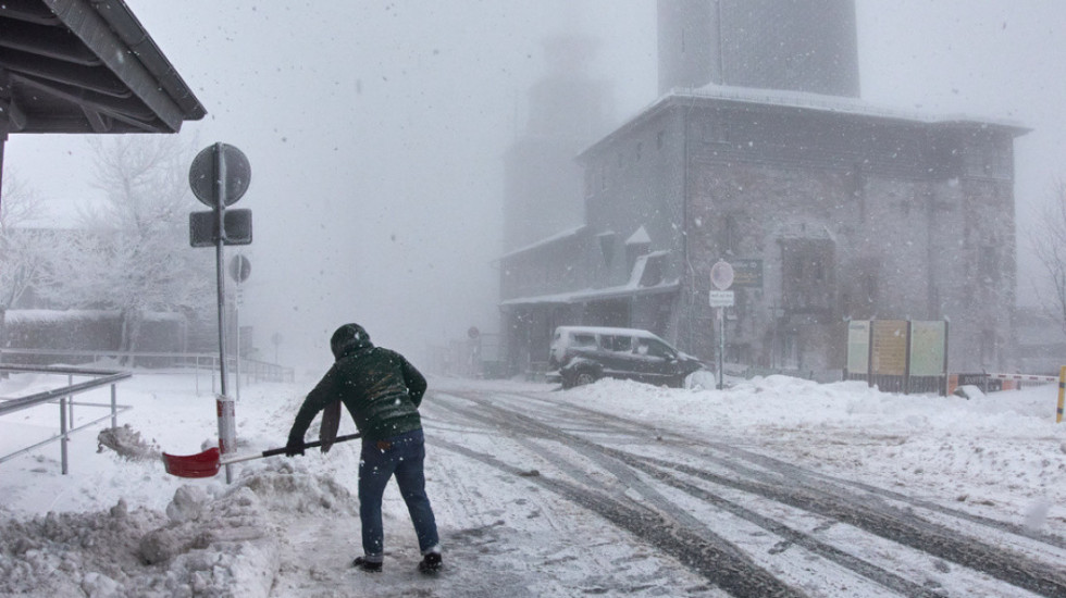 Ngrica bllokon Gjermaninë, qindra fluturime të anuluara, mbyllen dhe shkollat