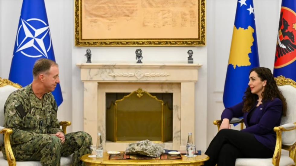 Osmani pret admiralin e NATO-s: Kosova përballet me rrezikun e akteve destabilizuese nga Serbia