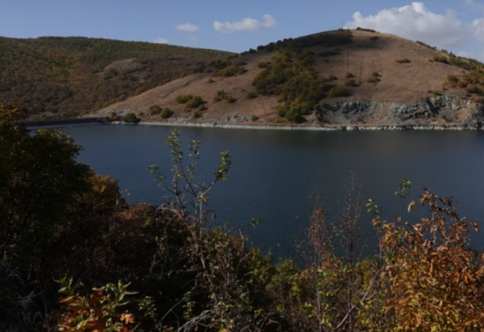 Paralajmërimet e autoriteteve: Uji i liqenit të Badocit mos të përdoret për të pirë