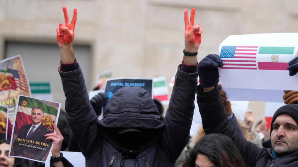 "Ndihma është duke ardhur", Trump inkurajon protestuesit në Iran. Shkon mbi 2400 numri i viktimave