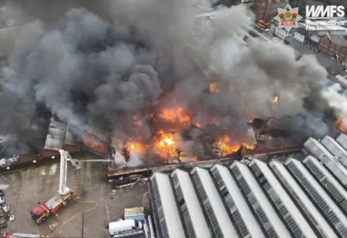 Zjarr i madh në një fabrikë në Angli, mbi 40 zjarrfikës po luftojnë me flakët