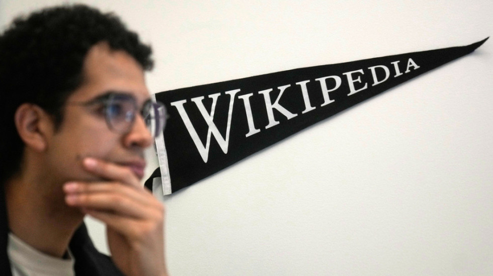 Wikipedia i dorëzohet inteligjencës artificiale pas 25 vitesh