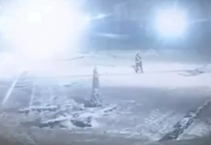 Heroi i panjohur, pastron rrugët me dëborë teksa bombat i fluturojnë mbi kokë