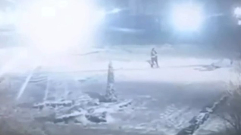 Heroi i panjohur, pastron rrugët me dëborë teksa bombat i fluturojnë mbi kokë