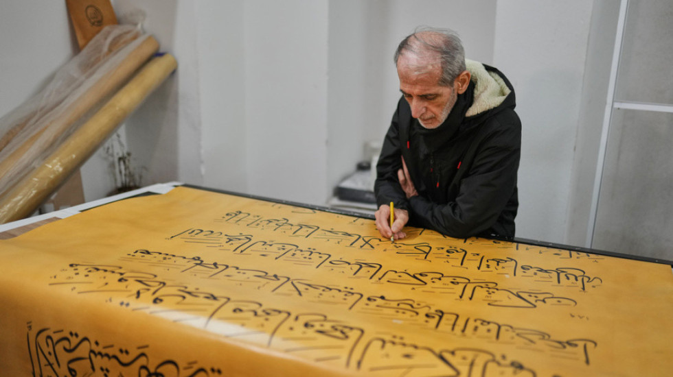 Ish argjendari realizon Kuranin më të madh në botë të shkruar me dorë