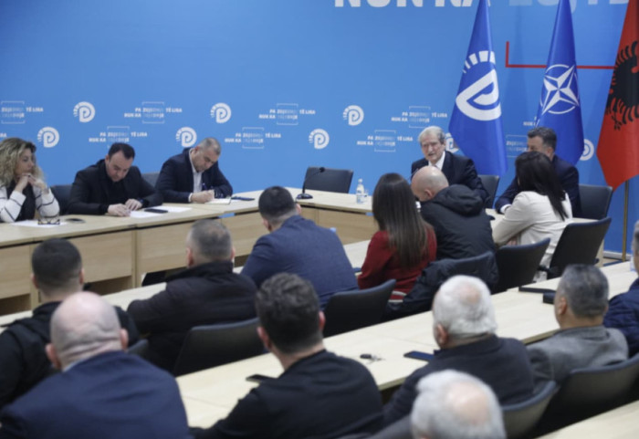 “Dje dilte me flamur, sot pengon drejtësinë”, Berisha: Në çdo dosje del emri i Ramës