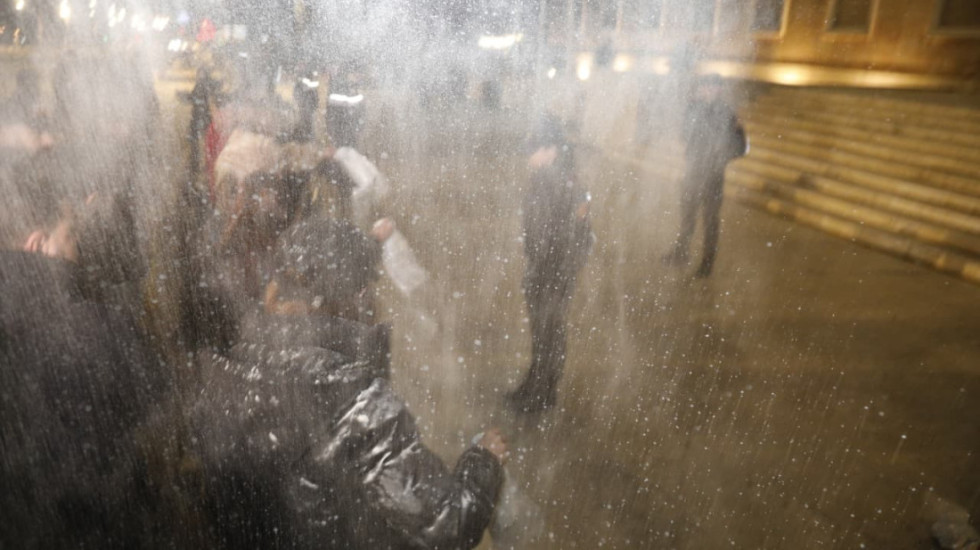 Incident në protestën e “Shqipëria Bëhet”, hidhet miell drejt Kryeministrisë