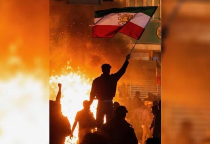 Hakerat marrin kontrollin e televizioneve në Iran: Transmetohen video të protestave dhe apeli nga princi Pahlavi