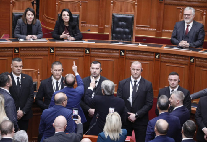 “Dorëzoja Ballukun drejtësisë,” sesioni i ri parlamentar nis me tensione në Kuvend