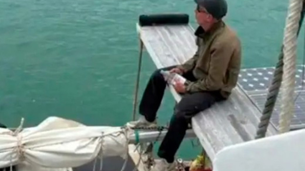 Dashuria për rusen burgos amerikanin, kaloi oqeanin me varkë por u ndalua nga Moska për hyrje të paligjshme