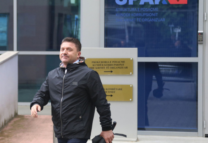 “Parregullsi në 12 tendera”: SPAK dërgon për gjykim çështjen e ish-kryebashkiakut të Kavajës, Elvis Roshi